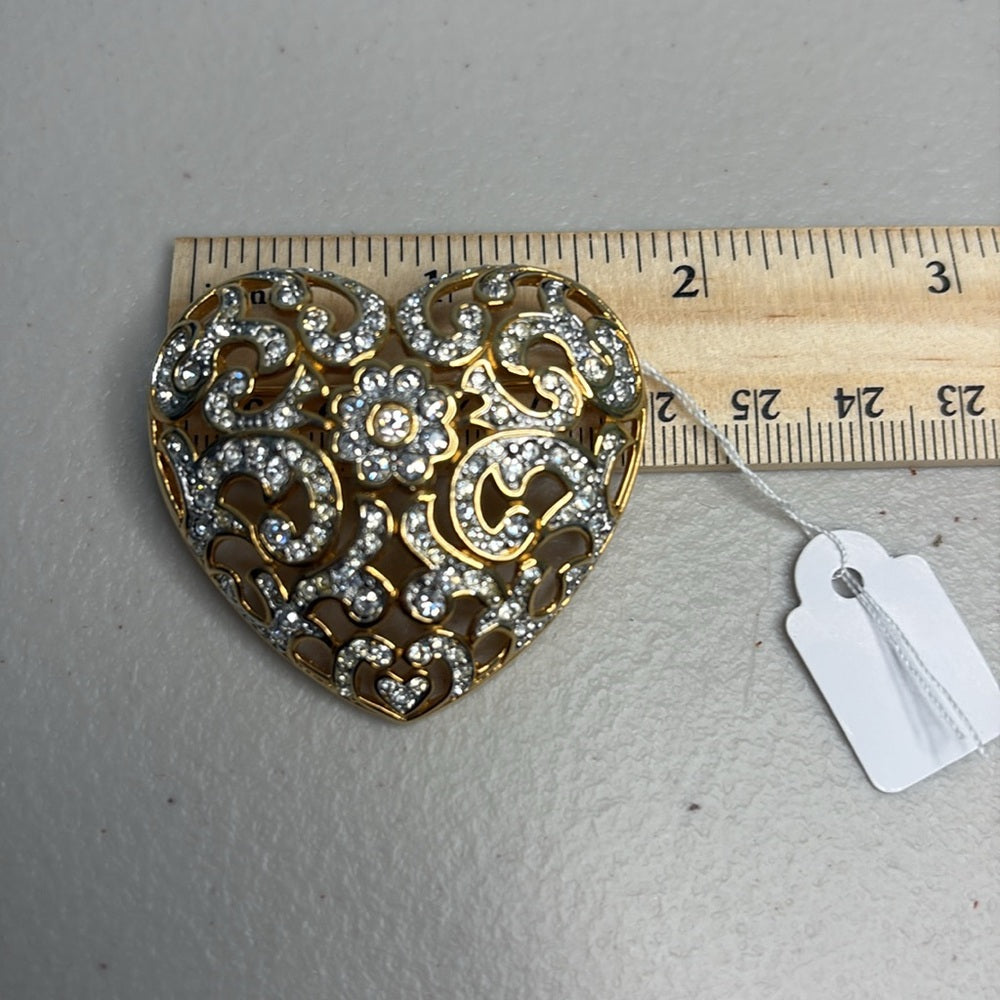 BROCHE CON CRISTAL SWAROVSKI FIRMADO EN FORMA DE CORAZÓN, BAÑO EN ORO DE 22 QUILATES, RETIRADO, RARO