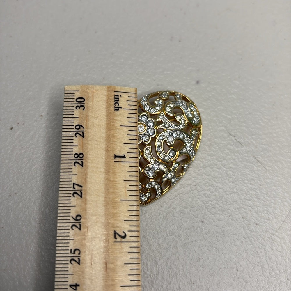 BROCHE CON CRISTAL SWAROVSKI FIRMADO EN FORMA DE CORAZÓN, BAÑO EN ORO DE 22 QUILATES, RETIRADO, RARO