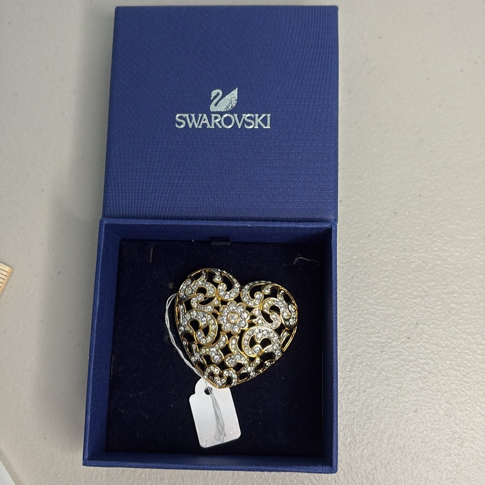 BROCHE CON CRISTAL SWAROVSKI FIRMADO EN FORMA DE CORAZÓN, BAÑO EN ORO DE 22 QUILATES, RETIRADO, RARO