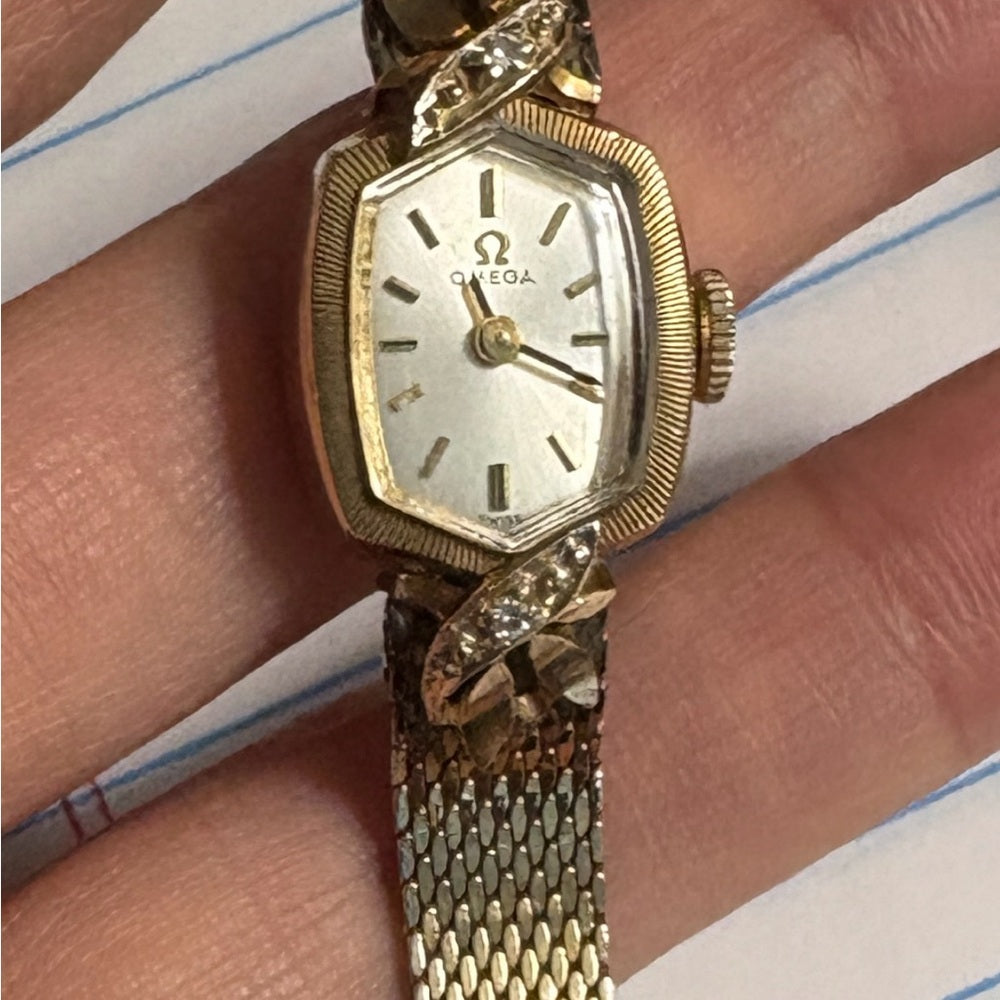 OMEGA DE LOS AÑOS 60, CAJA DE ORO MACIZO DE 14 QUILATES CON BRAZALETE DE ORO Y DIAMANTES