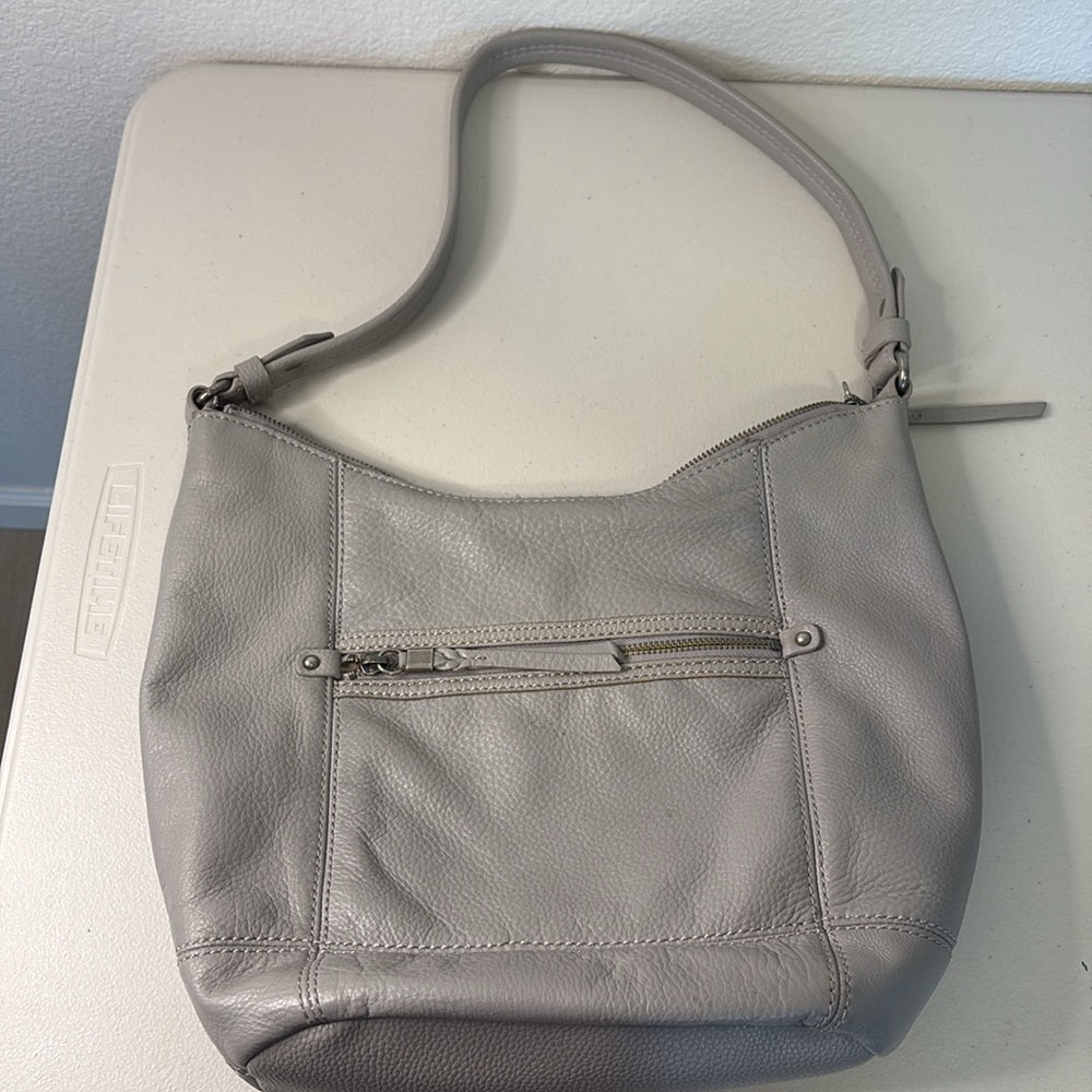 Bolso de hombro tipo hobo de piel Sequoia de Sak, color beige arena