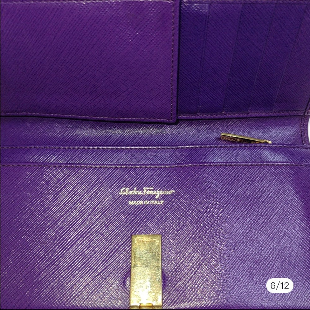 SALVATORE FERRAGAMO
 Cartera Gancini Icona de piel saffiano color uva