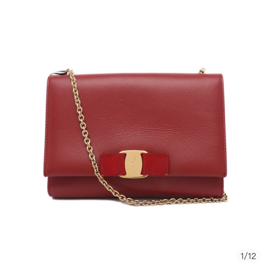 SALVATORE FERRAGAMO
 Bolso mini Miss Vara con cadena y lazo en piel de becerro martillada, color rojo