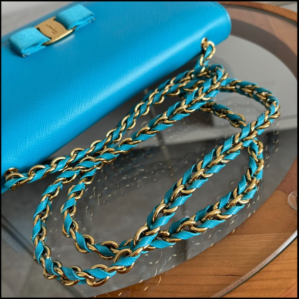 Bolso de hombro Ginny de piel azul claro de Salvatore Ferragamo