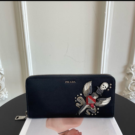 Prada
 Cartera de cuero
 Muy buen estado
 Negro, Cuero