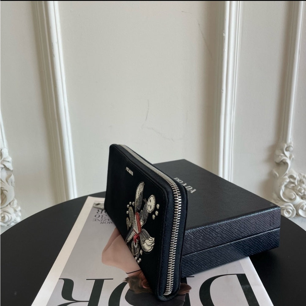 Prada
Leather wallet
Very good condition
Black, Leather