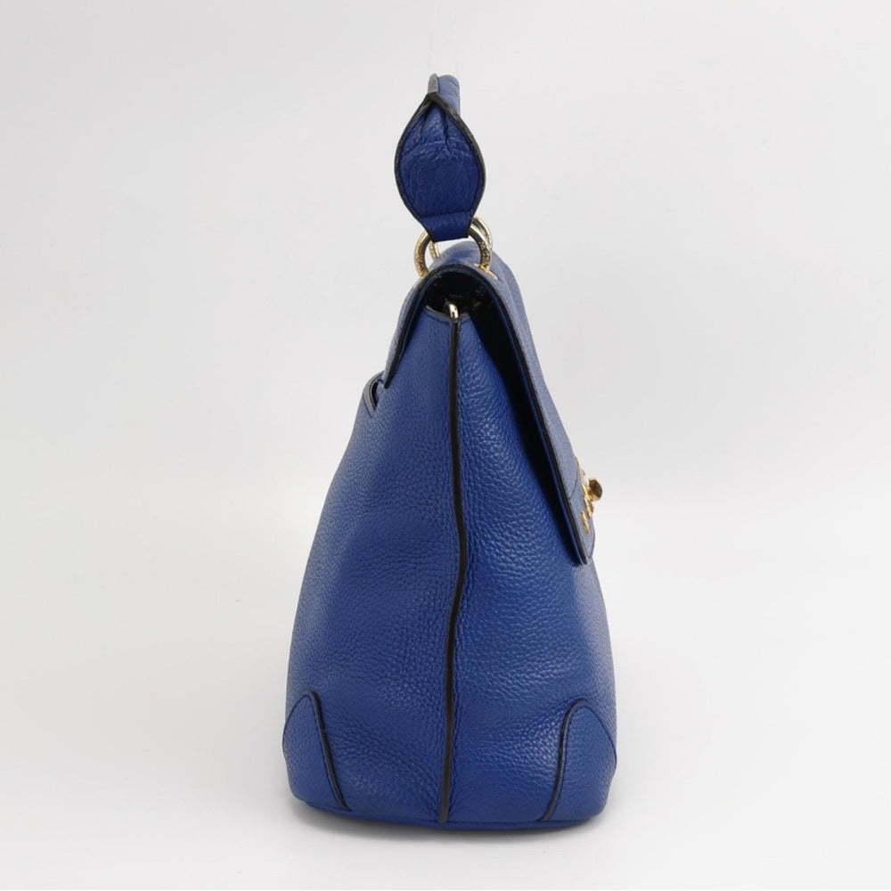 Bolso pequeño con solapa y asa superior de piel granulada azul auténtico de MCM con correa para el hombro