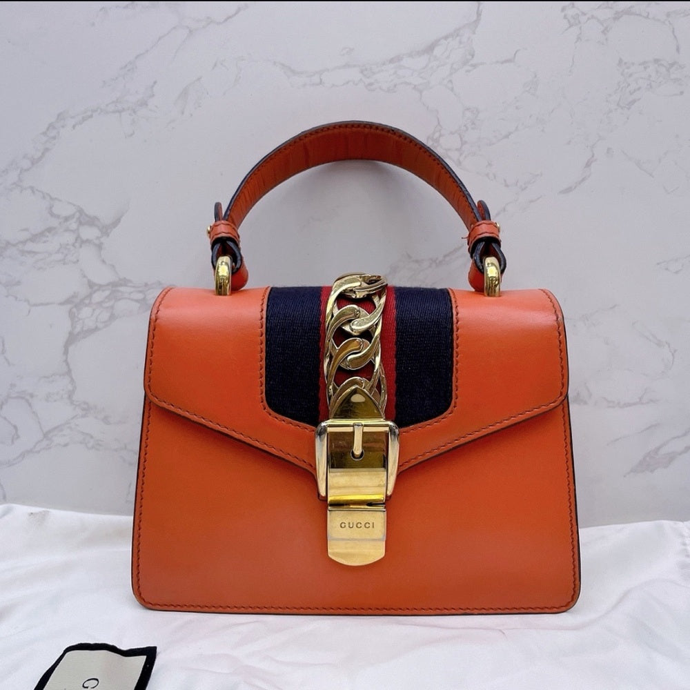 Bolso de mano Gucci de piel naranja con detalles dorados