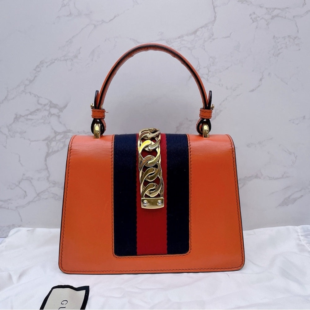 Bolso de mano Gucci de piel naranja con detalles dorados