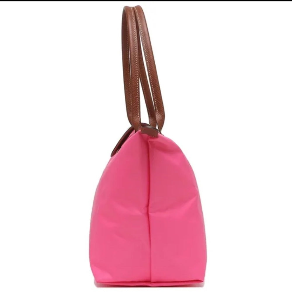 Bolso de mano rosa con detalles marrones