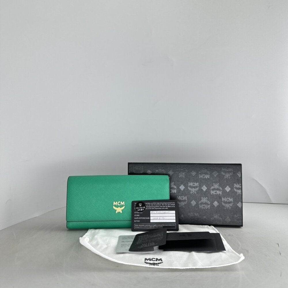 Cartera de piel verde MCM