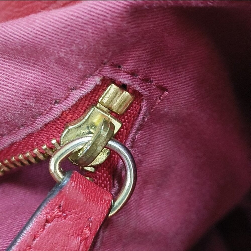 Bolso tote Canterbury pequeño Haymarket de piel de becerro de BURBERRY en color rojo