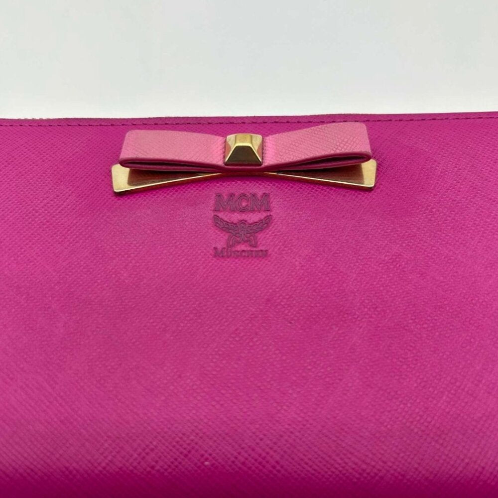 Cartera MCM larga de tres pliegues con lazo de cuero rosa y naranja