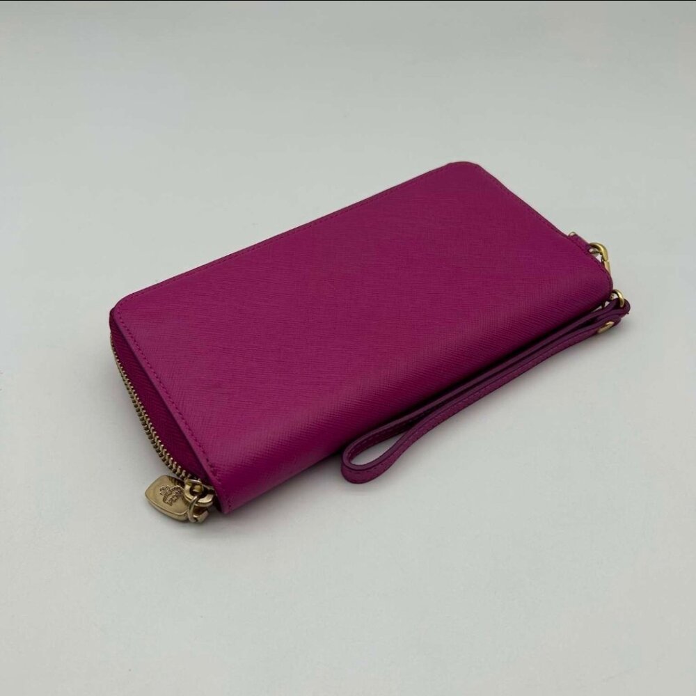 Cartera MCM larga de tres pliegues con lazo de cuero rosa y naranja