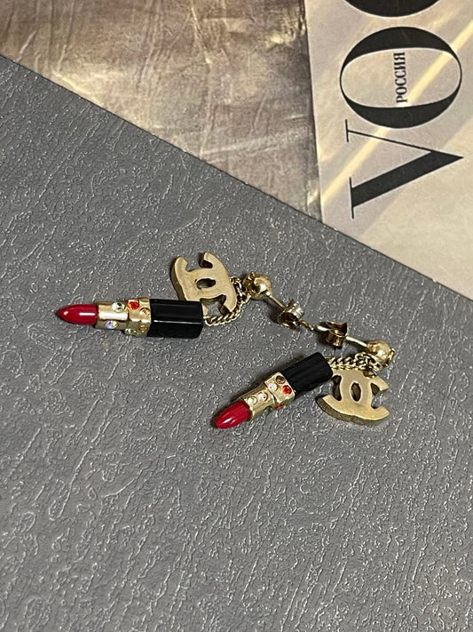 Pendientes de lápiz labial de Chanel